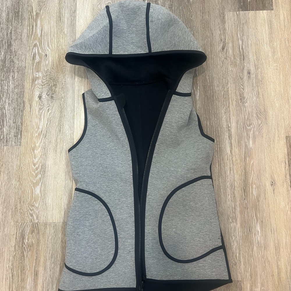 NEW LULULEMON REVERSIBLE Gray Sleeveless Hooded Zip Vest with Black Trim